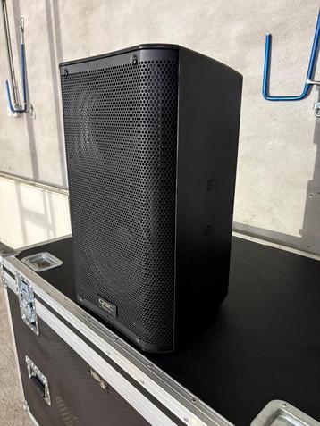 6x QSC K10 actieve speaker incl flichtcase zo goed als nieuw beschikbaar voor biedingen