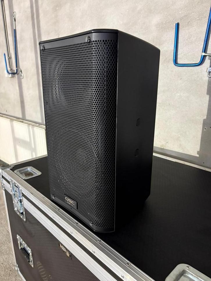 6x QSC K10 actieve speaker incl flichtcase zo goed als nieuw, Audio, Tv en Foto, Luidsprekers, Zo goed als nieuw, Front, Rear of Stereo speakers