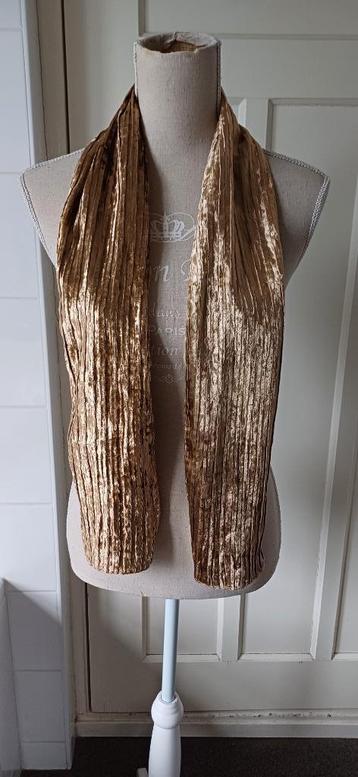 Luxe goudkleurige sjaal beschikbaar voor biedingen