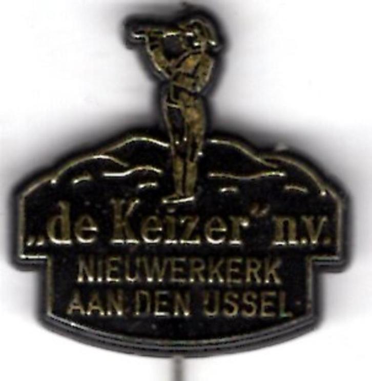 de Keizer M.V. zwart plastic dranken speldje ( N_146 ), Verzamelen, Speldjes, Pins en Buttons, Zo goed als nieuw, Speldje of Pin
