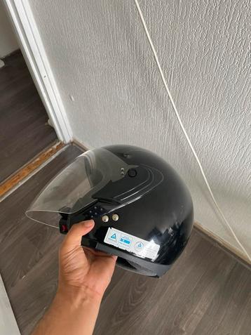 B Square helm beschikbaar voor biedingen