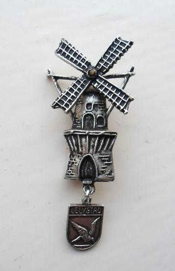 Broche Molen met draaiende wieken. Lelystad.  beschikbaar voor biedingen