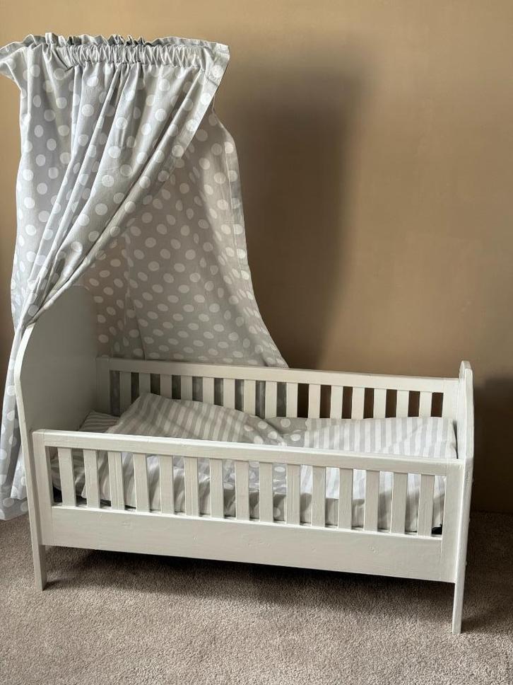 Handgemaakte houten poppen bedje / spijltjes ledikantje, Kinderen en Baby's, Speelgoed | Poppen, Zo goed als nieuw, Babypop, Ophalen