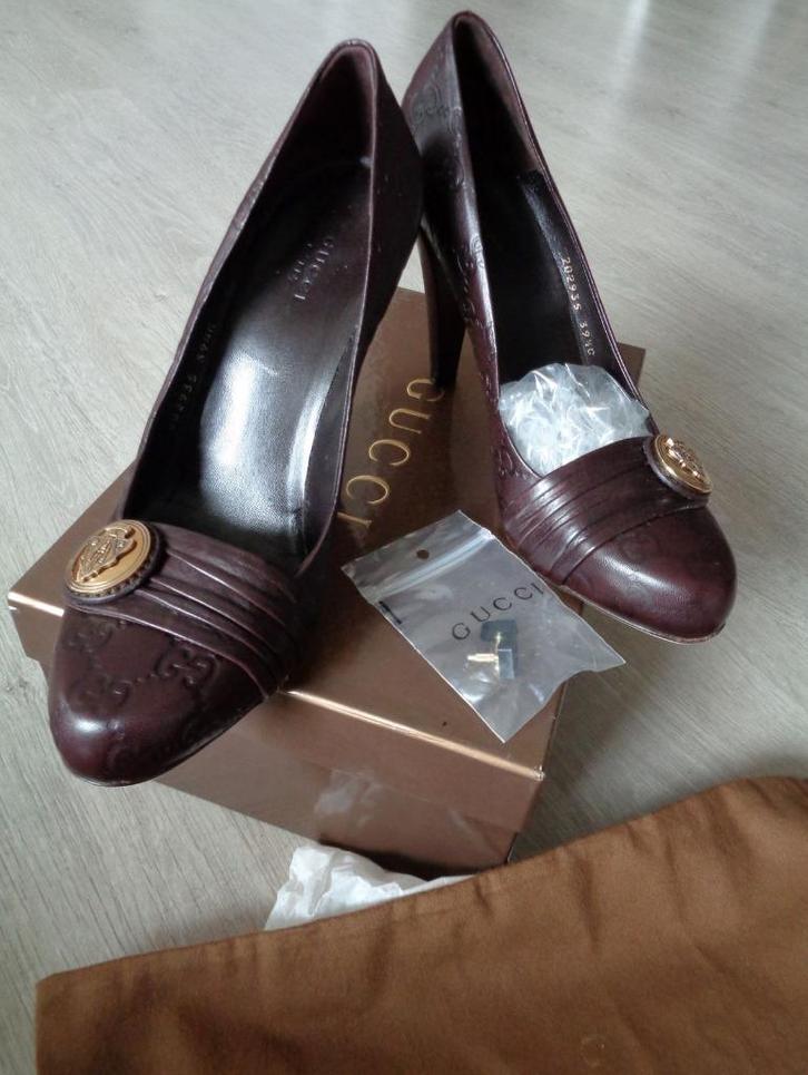 GUCCI 100% originele en leren pumps met logo - 39,5, Kleding | Dames, Schoenen, Zo goed als nieuw, Schoenen met hoge hakken, Bruin