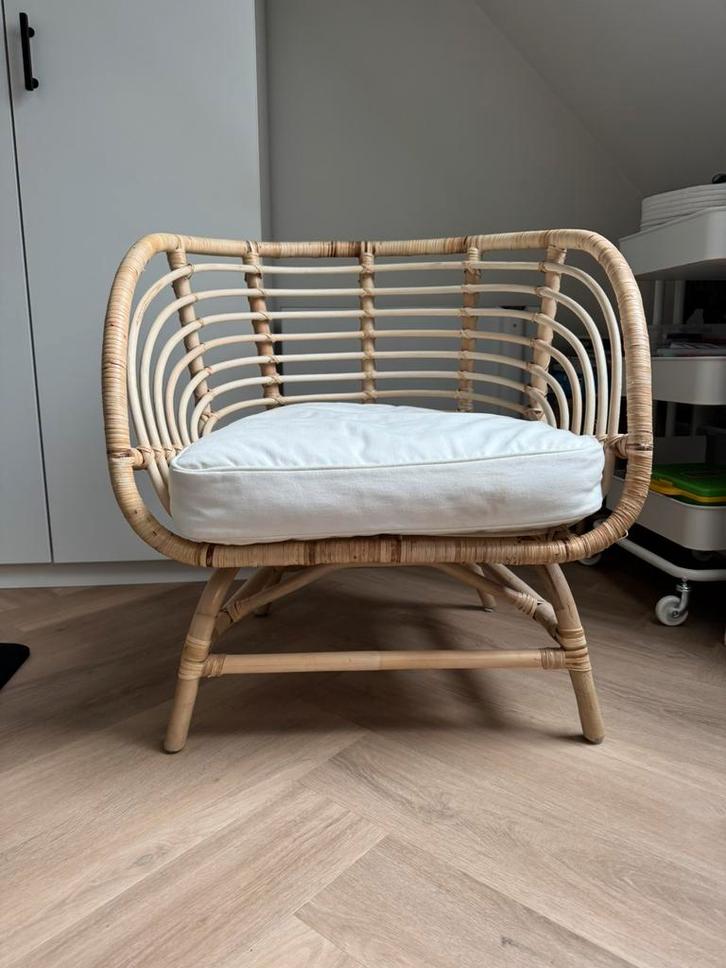Rotan fauteuil BUSKBO – wit kussen – zo goed als nieuw, Huis en Inrichting, Banken | Sofa's en Chaises Longues, Zo goed als nieuw