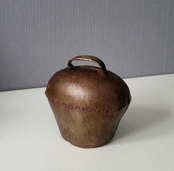 Oude ijzeren koeienbel  beschikbaar voor biedingen