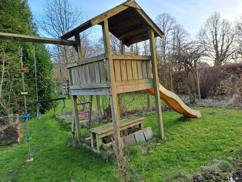 Houten speelhuisje met glijbaan en klimattributen., Kinderen en Baby's, Speelgoed | Buiten | Speelhuisjes, Gebruikt, Hout, Ophalen