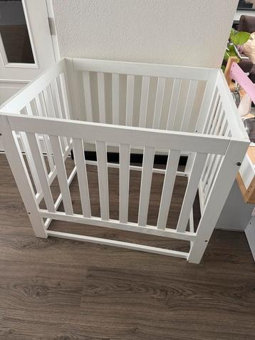 Witte Box met Matras - Gebruikt beschikbaar voor biedingen