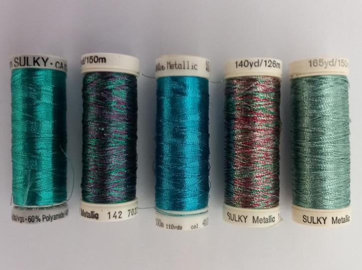 5 Klosjes metallic garen Gutermann - Sulky - Mettler, Hobby en Vrije tijd, Naaien en Fournituren, Nieuw, Garen of Naald(en), Ophalen of Verzenden