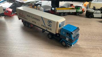 Zeer  nette trekker oplegger spronsen transport geen doos beschikbaar voor biedingen