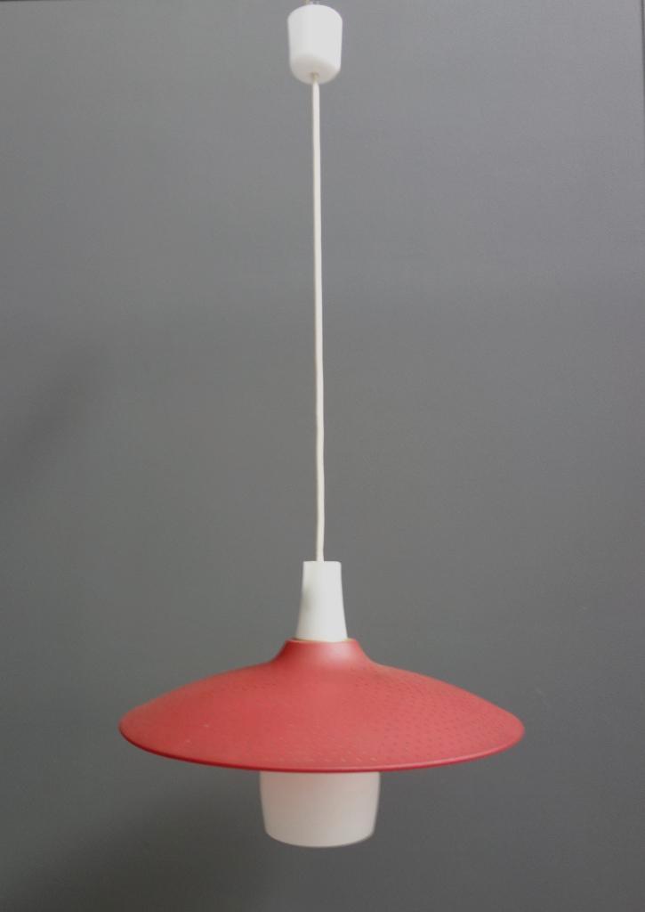50 60 jaren hang lamp rode kunststof kap + melkwit kelk glas, Huis en Inrichting, Lampen | Hanglampen, Gebruikt, Minder dan 50 cm