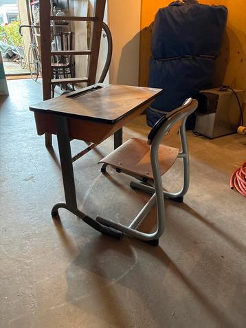 Vintage Schoolbankje met Stoel beschikbaar voor biedingen