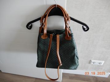 Mooie grote leren tas, kleur groen met bruine handvaten beschikbaar voor biedingen