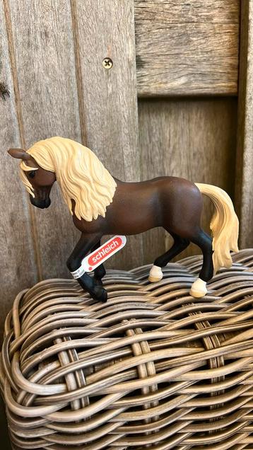 Schleich peruviaanse paso hengst (met vaantje) beschikbaar voor biedingen