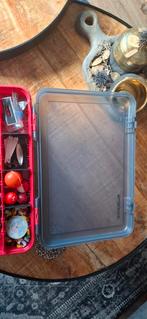 Volle Tackle Box met Kunstaas - Suxxes, Ophalen, Gebruikt, Complete set