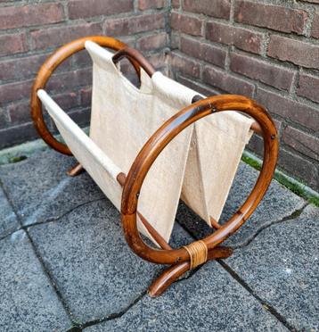 Vintage bamboe rotan lectuurbak krantenbak seventies design  beschikbaar voor biedingen
