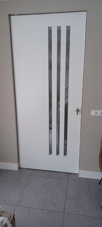Taatsdeur ral 9016 met glas beschikbaar voor biedingen