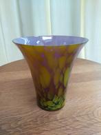 VAAS 16 cm hoog, dubbelwandig, groen- geel- en mauve glas., Ophalen of Verzenden