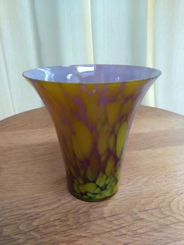 VAAS 16 cm hoog, dubbelwandig, groen- geel- en mauve glas. beschikbaar voor biedingen