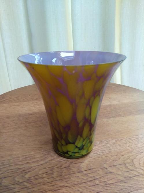 VAAS 16 cm hoog, dubbelwandig, groen- geel- en mauve glas., Antiek en Kunst, Kunst | Overige Kunst, Ophalen of Verzenden