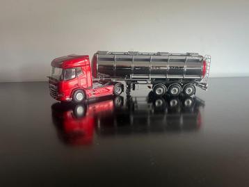 DAF XD MY25 met drie assige tank trialer WSI 1:50 beschikbaar voor biedingen