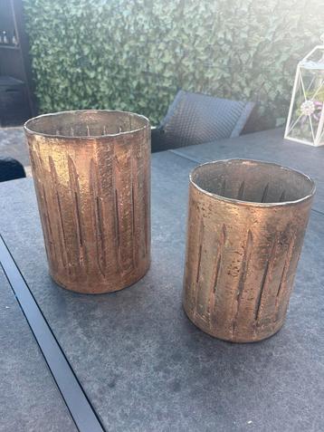 Twee mooie goudkleurige vazen beschikbaar voor biedingen