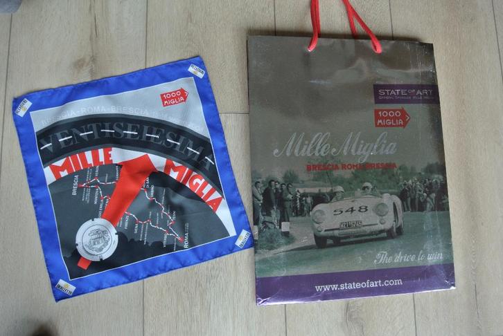 MILLE MIGLIA doek en speciale tas Oldtimer race Italy, Verzamelen, Retro, Overige typen, Ophalen of Verzenden