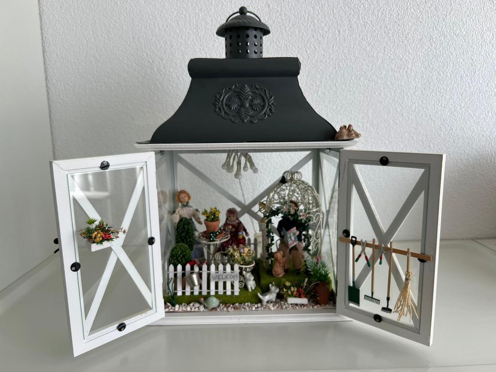 Poppenhuis in lantaarn, 25 tot 50 cm, Wit, Nieuw, Ophalen of Verzenden
