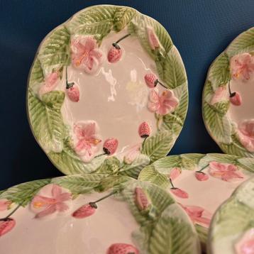 4 brocante barbotine aardewerk borden, Frankrijk. beschikbaar voor biedingen