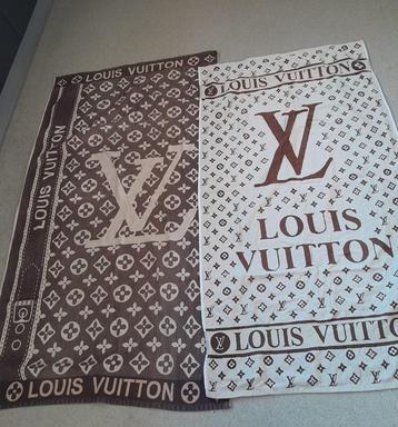 2x mooie grote badhanddoeken L Vuitton handdoek beschikbaar voor biedingen