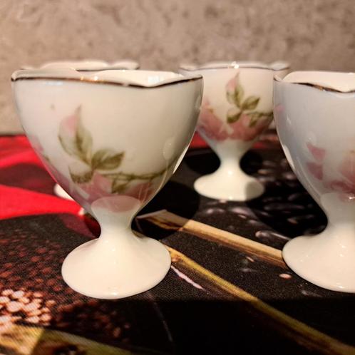 Eierdopjes 4 stuks: zeer decoratief, Verzamelen, Porselein, Kristal en Bestek, Gebruikt, Overige typen, Porselein, Ophalen of Verzenden