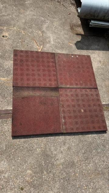 Rubber tegels 50x50x5 beschikbaar voor biedingen