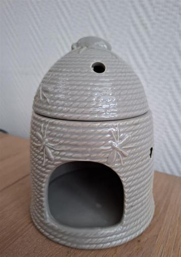 Geurbrander nr. 118, in de vorm van een bijenkorf met bijen. beschikbaar voor biedingen