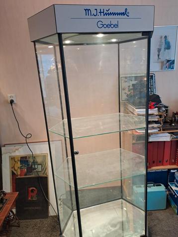 Glazen vitrine Hummel Goebel beschikbaar voor biedingen