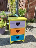 Vrolijk Ladekastje met uitgesneden hartjes, Huis en Inrichting, Kasten | Ladekasten, Gebruikt, 3 of 4 laden, Minder dan 100 cm