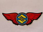 Suzuki motor auto motoren logo sticker vleugels wings, Verzamelen, Verzenden, Gebruikt, Auto of Motor