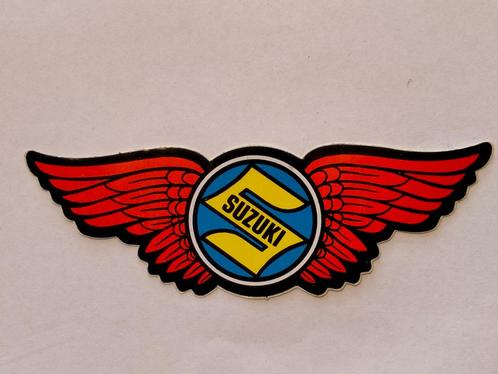 Suzuki motor auto motoren logo sticker vleugels wings, Verzamelen, Stickers, Gebruikt, Auto of Motor, Verzenden