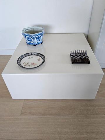Vintage witte salontafel/sidetable beschikbaar voor biedingen