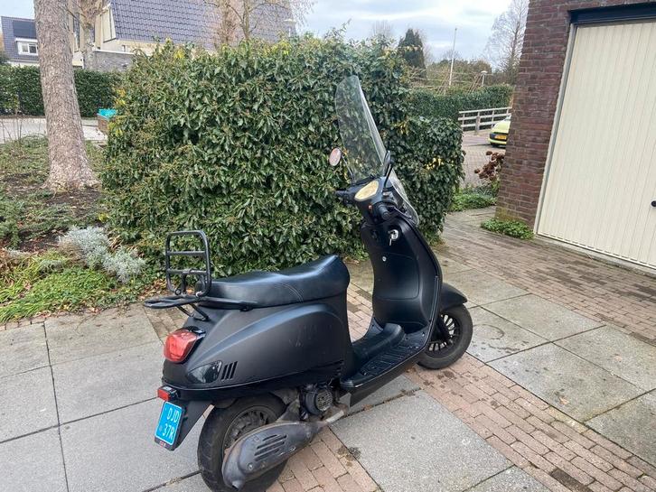 Mooie zwarte scooter, Fietsen en Brommers, Scooters | Yamaha, Gebruikt, Overige modellen, Maximaal 45 km/u, Benzine, Ophalen