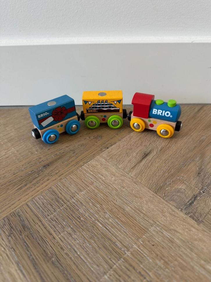 ZGAN Brio houten trein verjaardag cadeau thema 33818 set, Kinderen en Baby's, Speelgoed | Houten speelgoed, Zo goed als nieuw