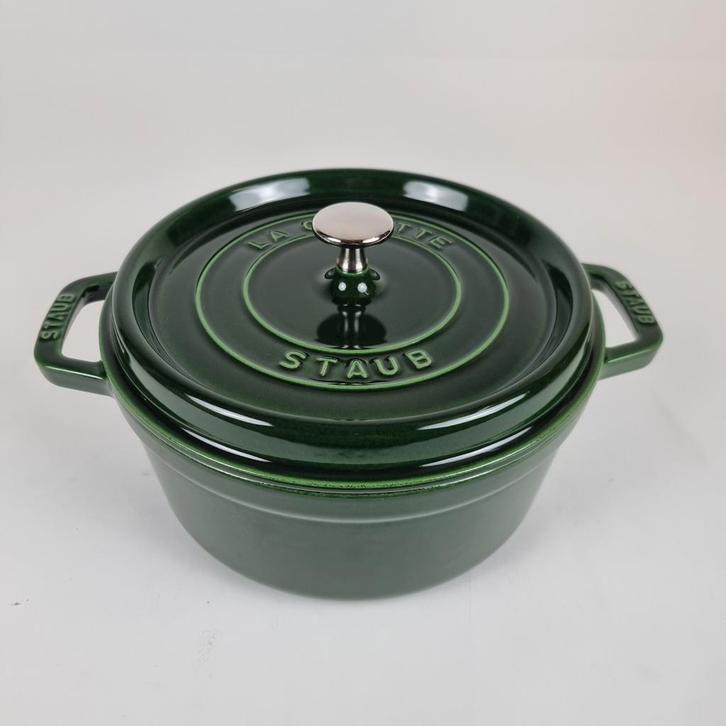 Staub Cocotte 24cm in Basilicum, Huis en Inrichting, Keuken | Potten en Pannen, Nieuw, Koekenpan of Braadpan, Gietijzer, Inductieplaat