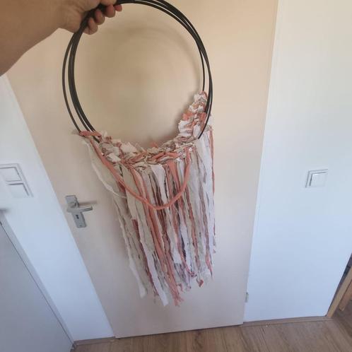 Decoratieve boho ringen met stoffen slierten, Huis en Inrichting, Woonaccessoires | Tekstborden en Spreuken, Zo goed als nieuw