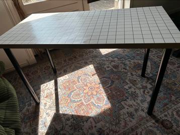 Zwart wit geblokt bureau zo goed als nieuw.