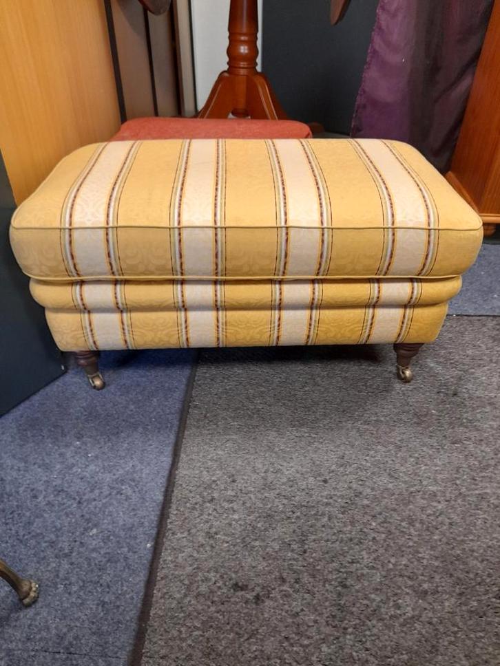 Engelse hocker in een nette staat ca 80 x 45 hoog  40 cm, Huis en Inrichting, Banken | Voetenbanken en Poefen, Zo goed als nieuw