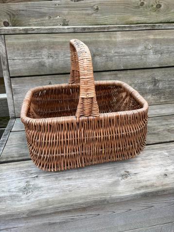 Rieten picknick mand beschikbaar voor biedingen