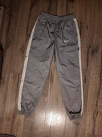 Grijze trainingsbroek van NIKE maat S., Kleding | Heren, Ophalen of Verzenden, Zo goed als nieuw, Maat 52/54 (L), Grijs