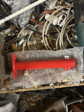 Expansiebeugel rood/wit beschikbaar voor biedingen