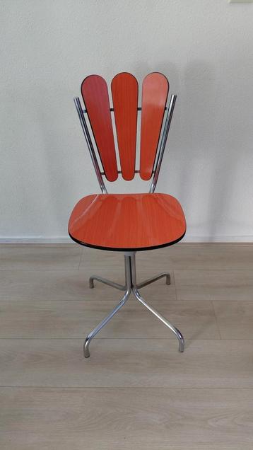 Vintage Oranje stoel beschikbaar voor biedingen