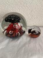 Twee glazen bollen presse papiers rood zwart, Antiek en Kunst, Antiek | Glas en Kristal, Ophalen of Verzenden