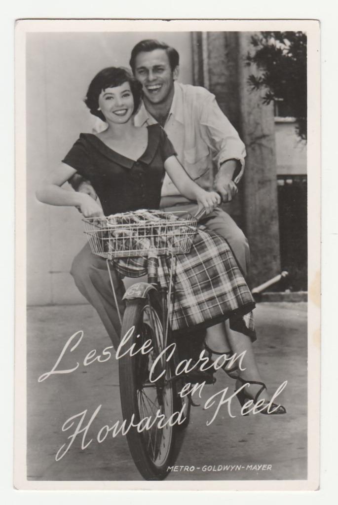 Leslie Caron en Howard Keel.  Filmsterren.  Fietsen.  Movies, Verzamelen, Ansichtkaarten | Themakaarten, Ongelopen, 1940 tot 1960